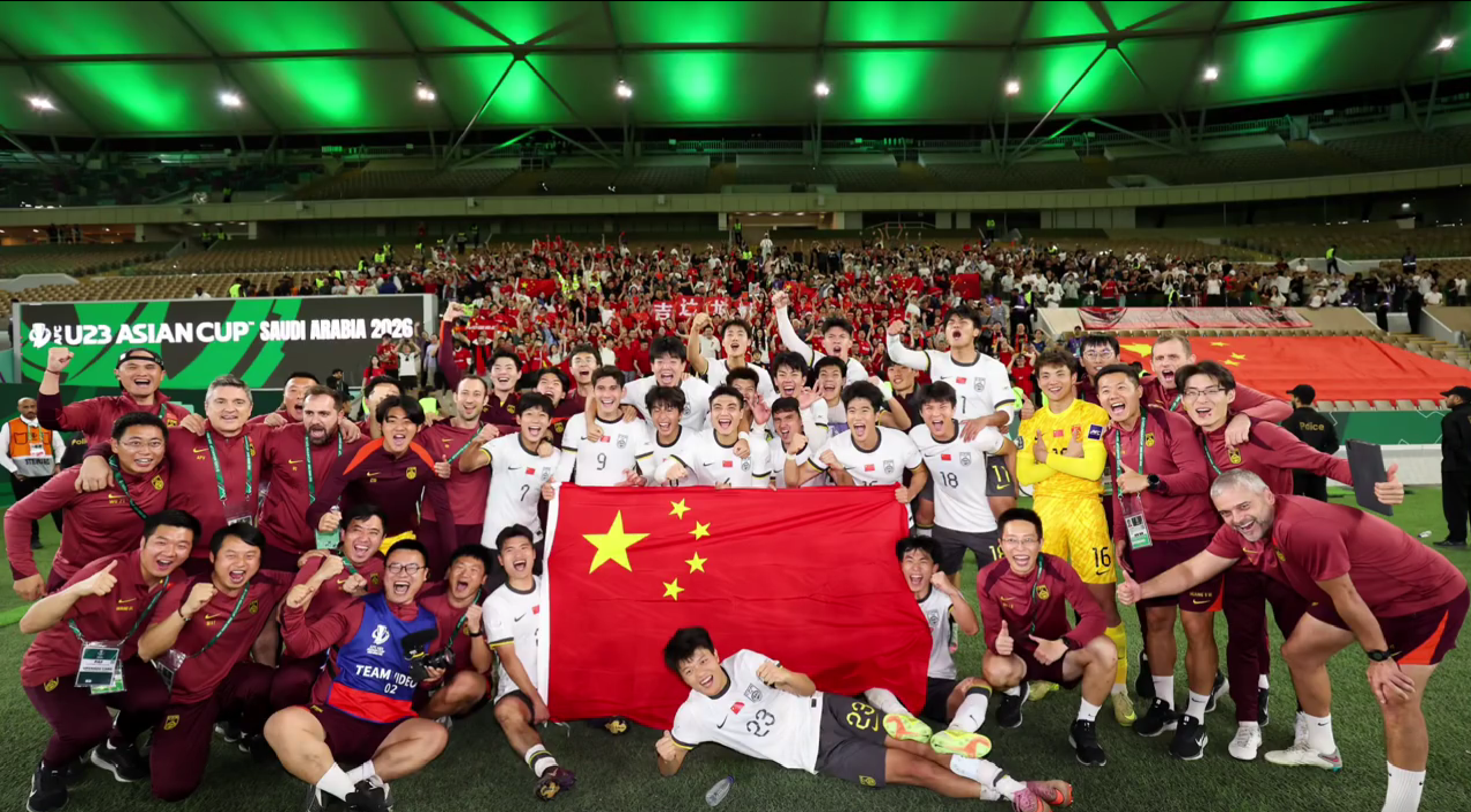 乐彩网-有爱!鲍世蒙爸妈率10位家人为国足加油,安东尼奥吃惊全队哄堂大笑